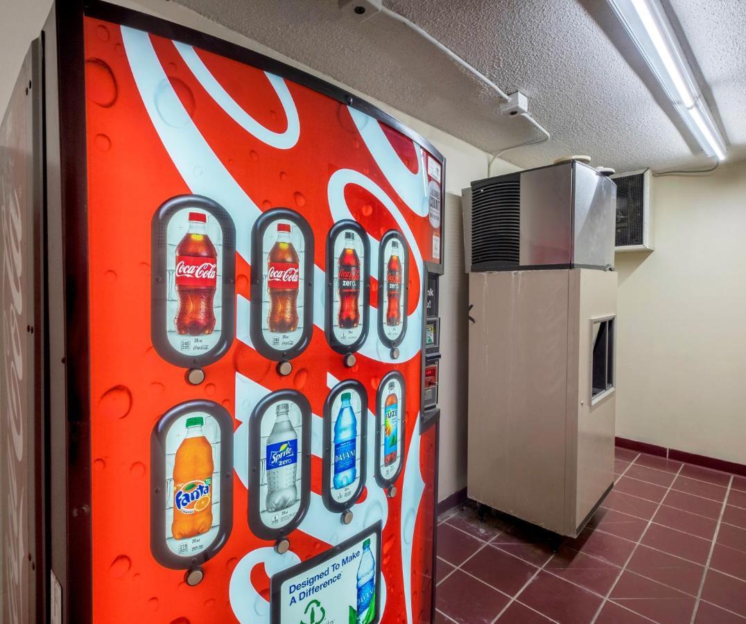 Red Roof Inn & Suites ווית'וויל מראה חיצוני תמונה