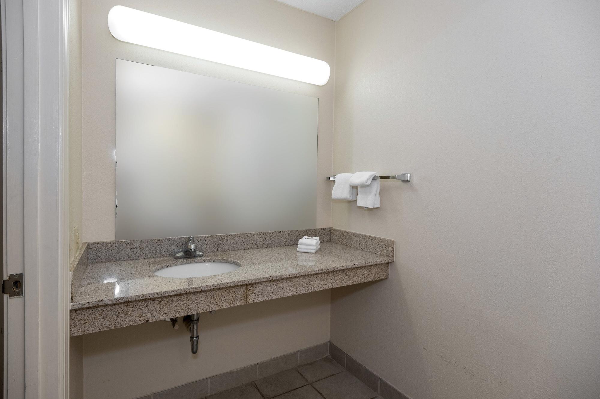 Red Roof Inn & Suites ווית'וויל מראה חיצוני תמונה